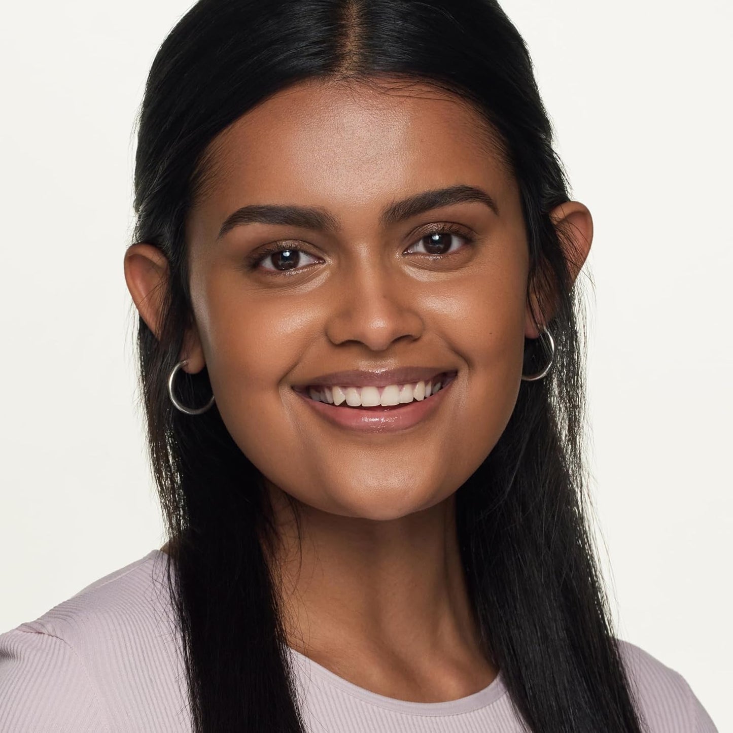Modelo sorrindo usando o conjunto de sobrancelhas essence Cosmetics Easy & WOW Brow Set Medi, disponível online na Terra de Estrelas