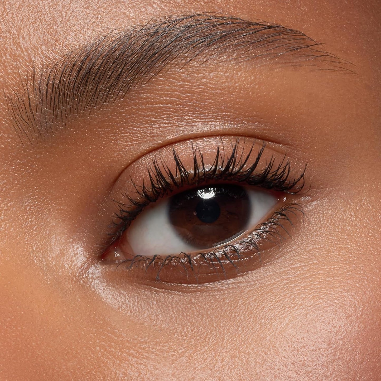 Close-up do conjunto de sobrancelhas essence, destacando a pigmentação e a definição, perfeita para a maquiagem online.