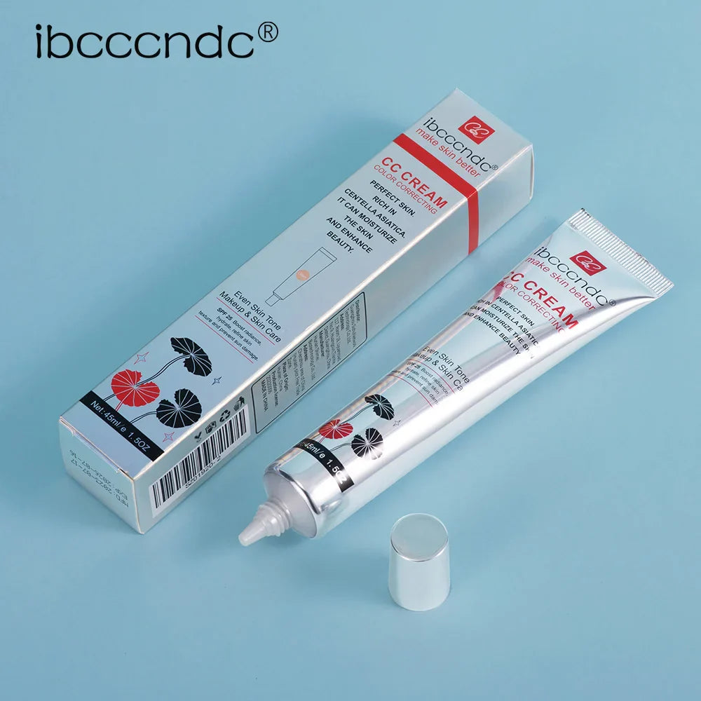 Creme CC para proteção da pele em embalagem prateada com detalhes florais, ideal para maquiagem duradoura e resistência ao suor.