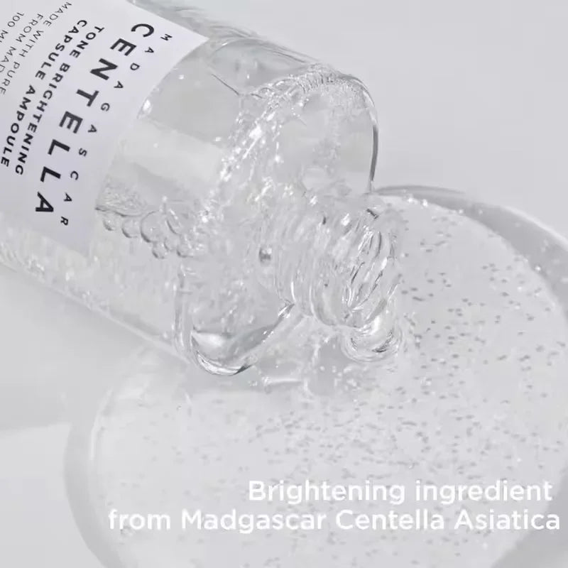 Soro de centella para pele radiante em frasco de 100ml, destacando a textura líquida e o efeito iluminador na pele.