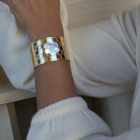 Rigid steel bracelet with flower