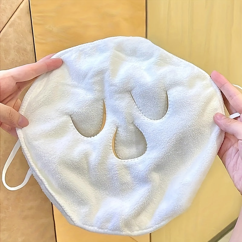 Compressa facial em tecido branco macio, ideal para terapia quente e fria, promovendo bem estar e relaxamento.
