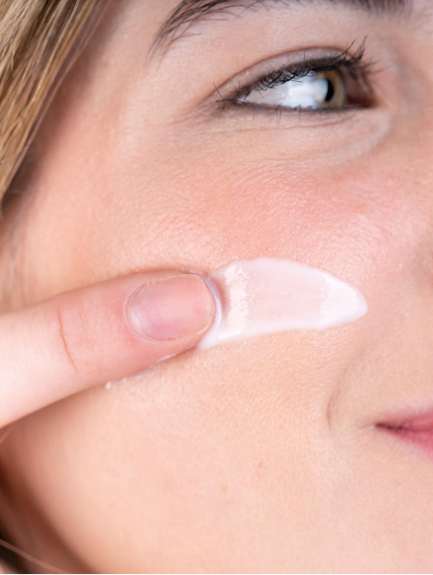 Modelo aplicando creme hidratante da Babaria - Pack cremes mulher presente no rosto