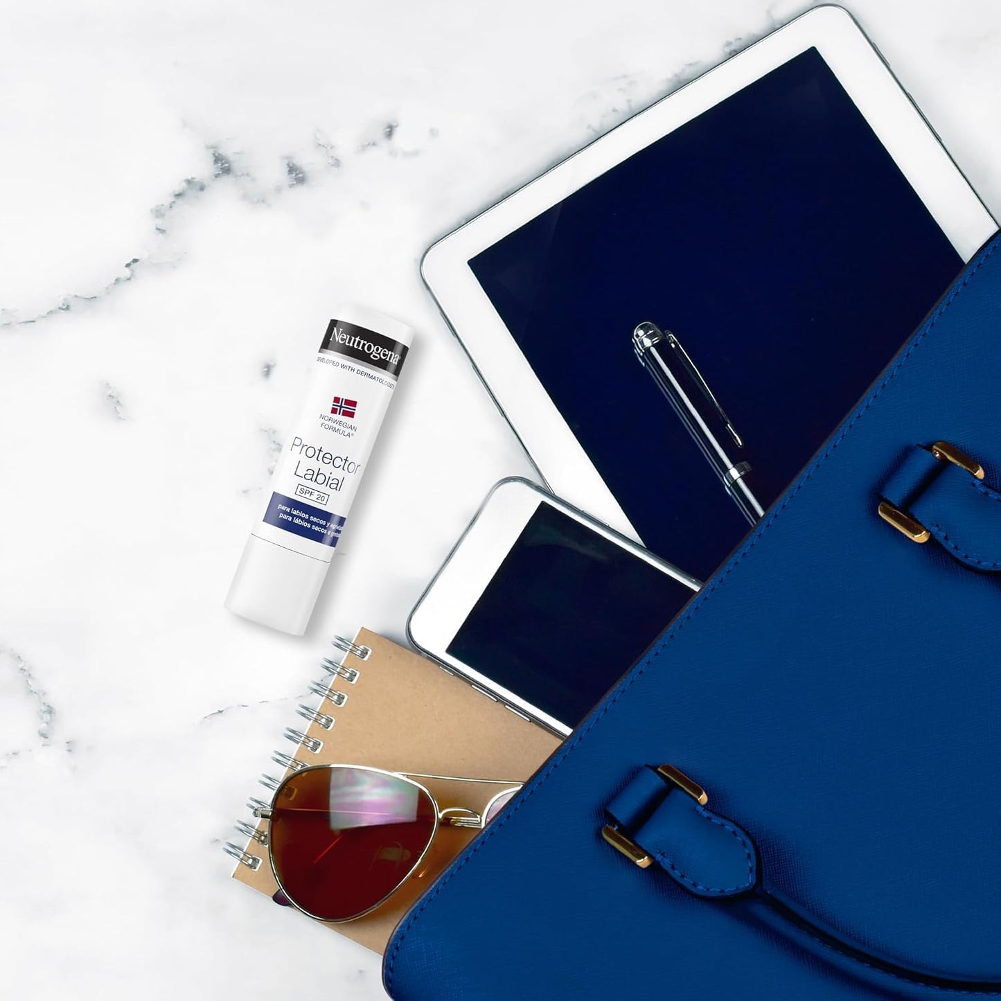 Bálsamo labial Neutrogena FPS 20 para lábios secos, com proteção UV em bolsa azul, ótimo para cuidados diários