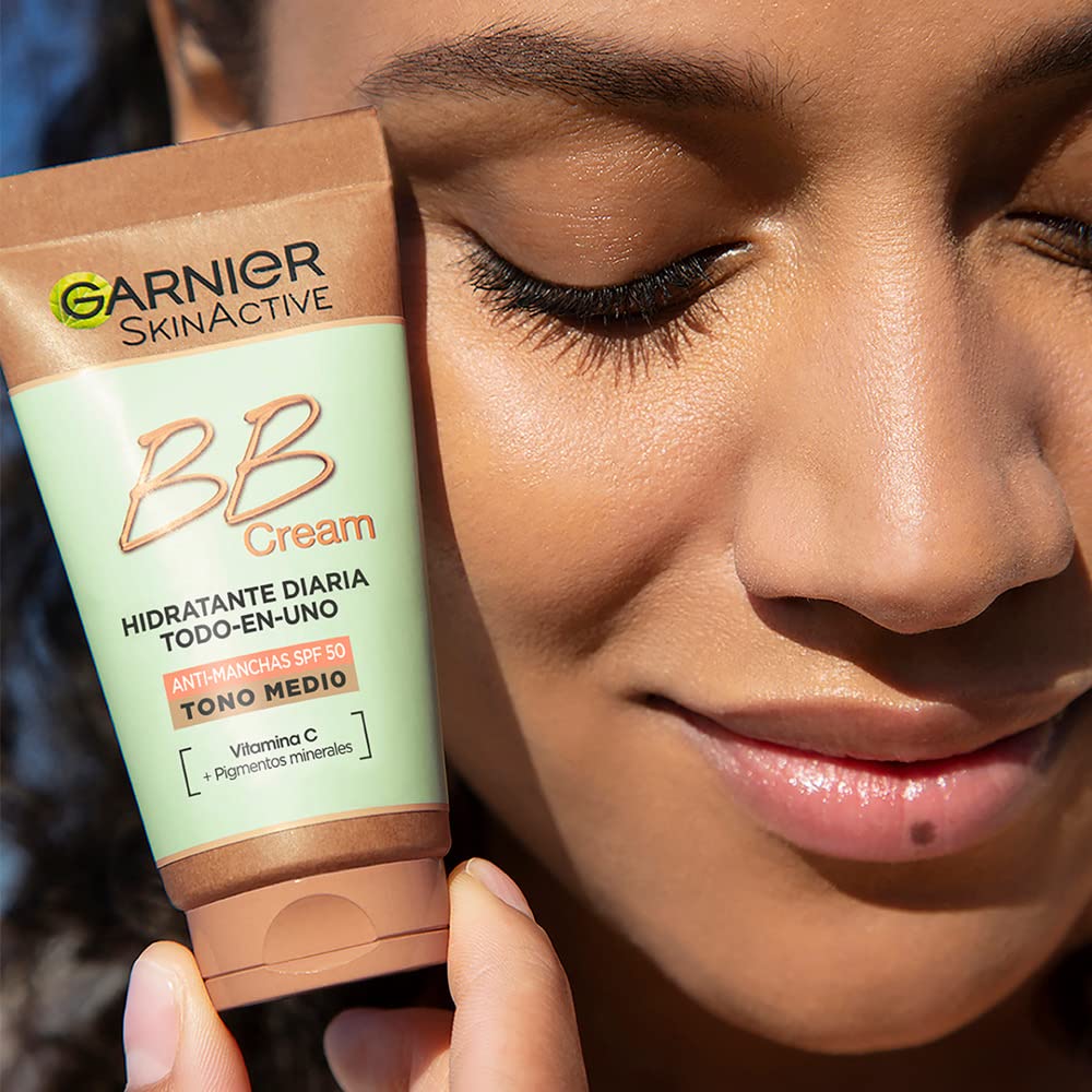BB Cream anti-manchas Garnier com FPS 50 e glicerina vegetal para hidratação e proteção da pele