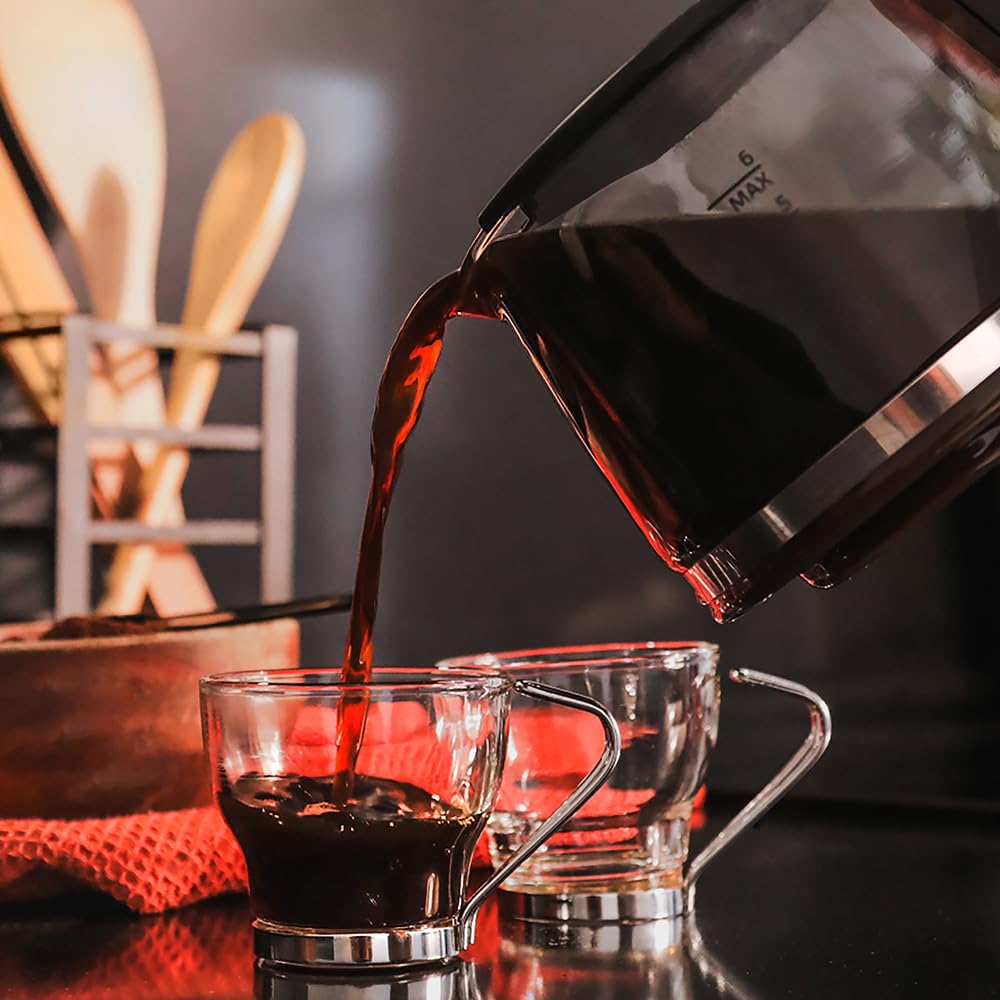 Cafeteira Cecotec 6 xícaras servindo café fresco em duas xícaras transparentes na cozinha