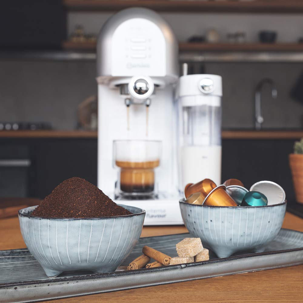 Cafeteira semiautomatica Cecotec Power Instant-ccino 20 Chic com café moído e em cápsulas na mesa