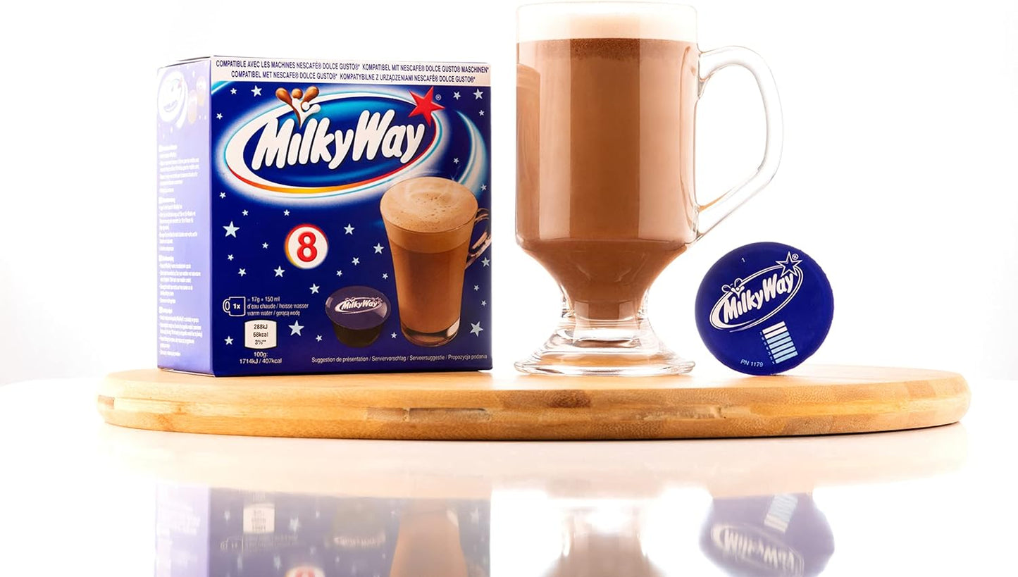 Cápsulas de chocolate quente compatíveis com Dolce Gusto da Milky Way com bebida cremosa ao lado da embalagem