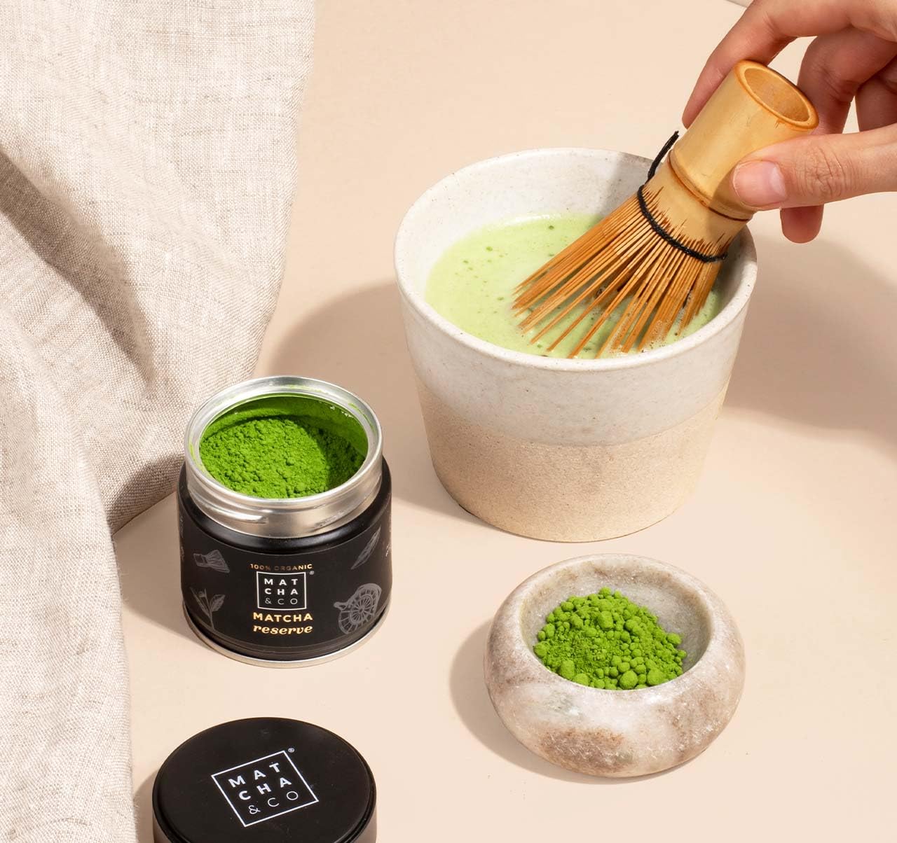 Chá Matcha verde em pó grau cerimonial sendo preparado em uma tigela com um batedor de bambu