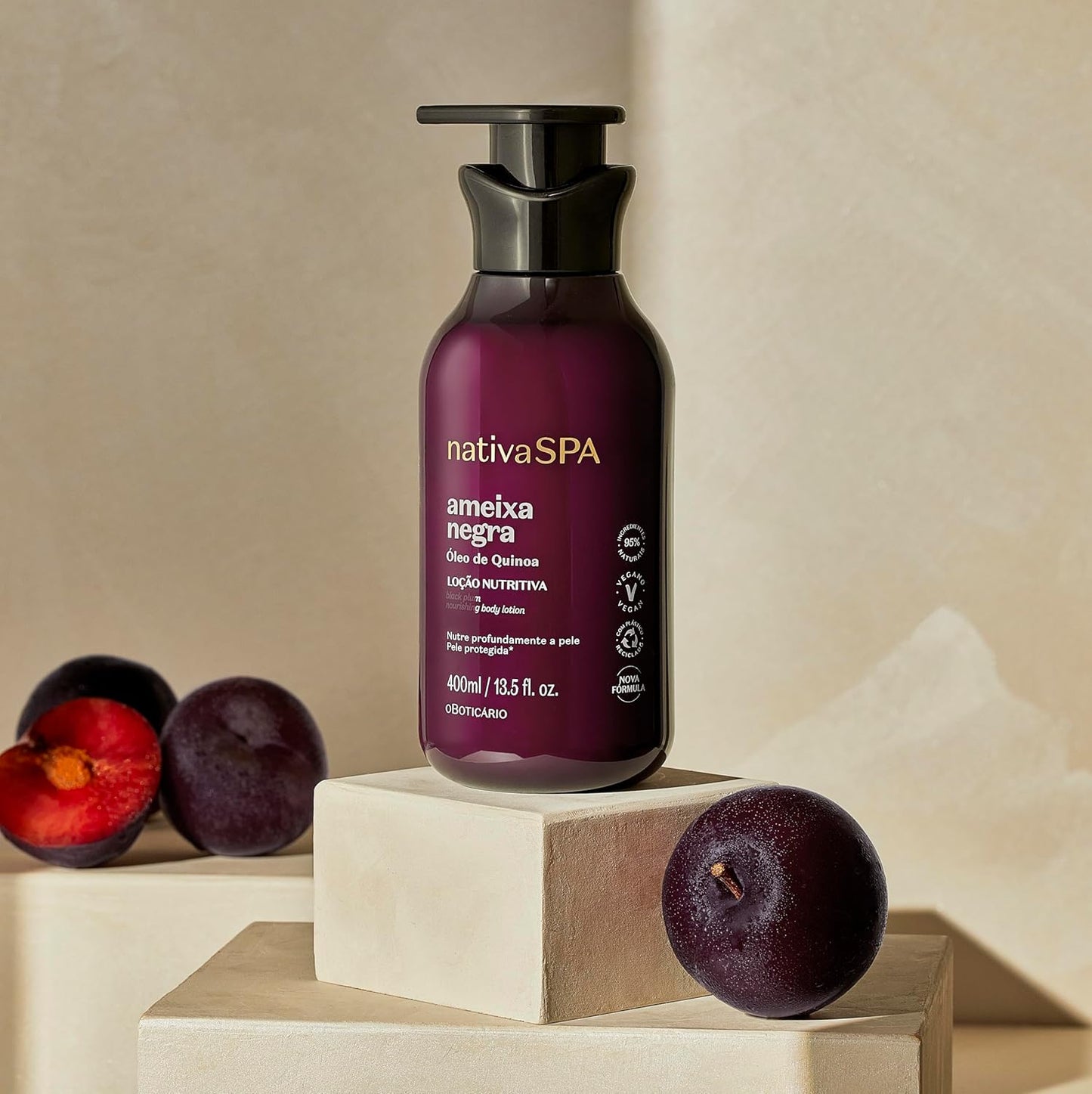 Creme corporal O Boticário Nativa SPA Ameixa Negra em frasco de 400 ml com loção hidratante e gotas de quinoa