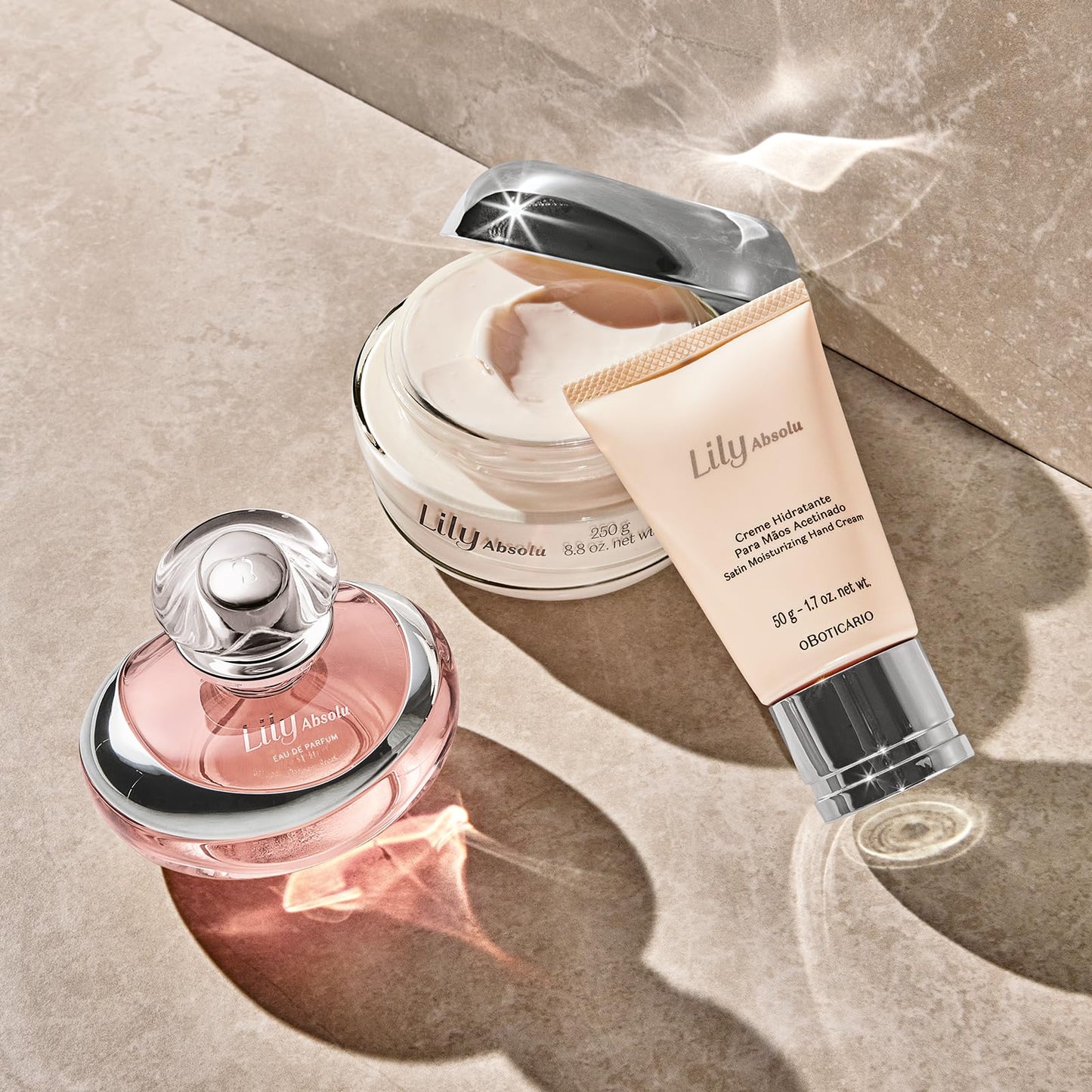 Creme hidratante O Boticário Lily Satin em embalagem com loção corporal e perfume, ideal para hidratação prolongada