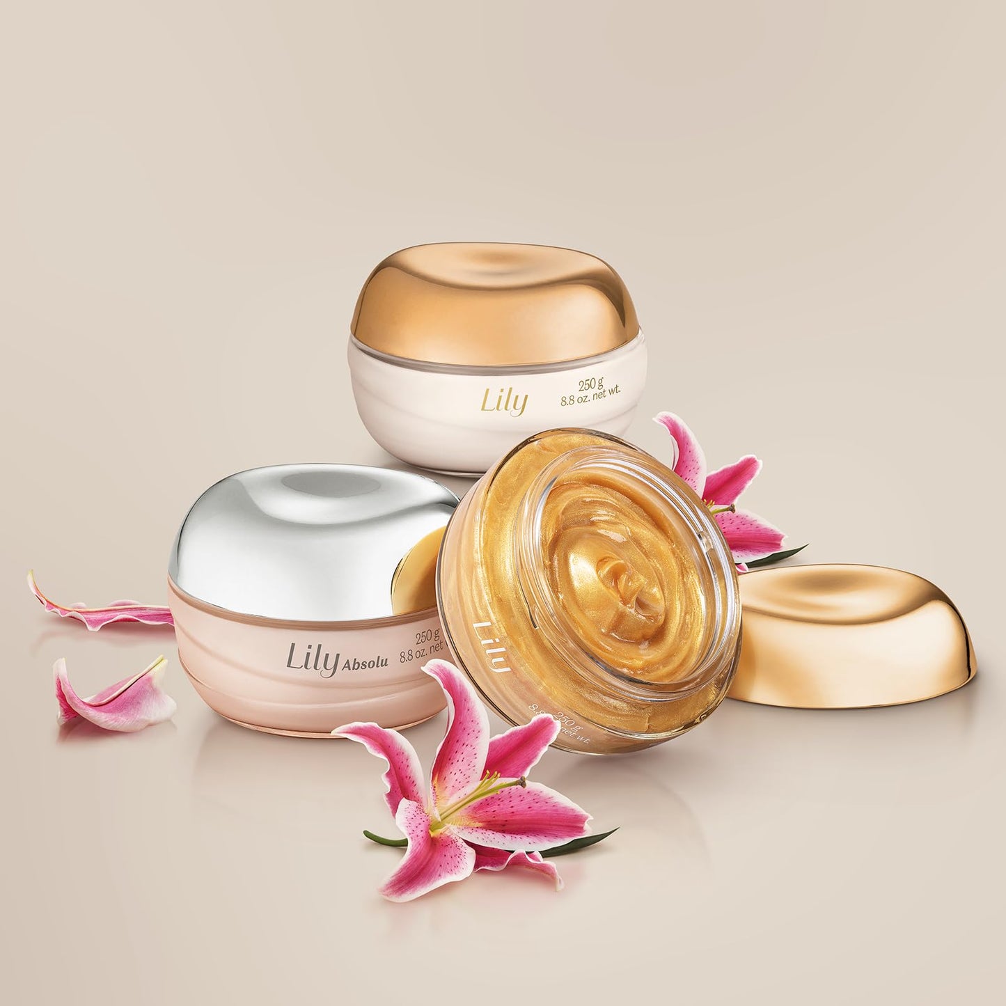 Creme hidratante O Boticário Lily Satin com fragrância prolongada e 48 horas de hidratação em frascos elegantes.
