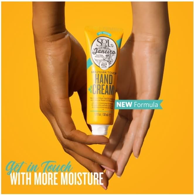 Creme hidratante para maos Sol de Janeiro em tubo de 50 ml com mãos demonstrando textura e hidratação