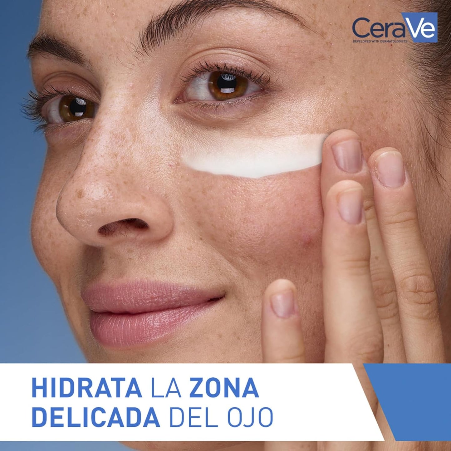 Creme para contorno de olhos CeraVe aplicado em pele com redução de olheiras e sacos, 14 ml