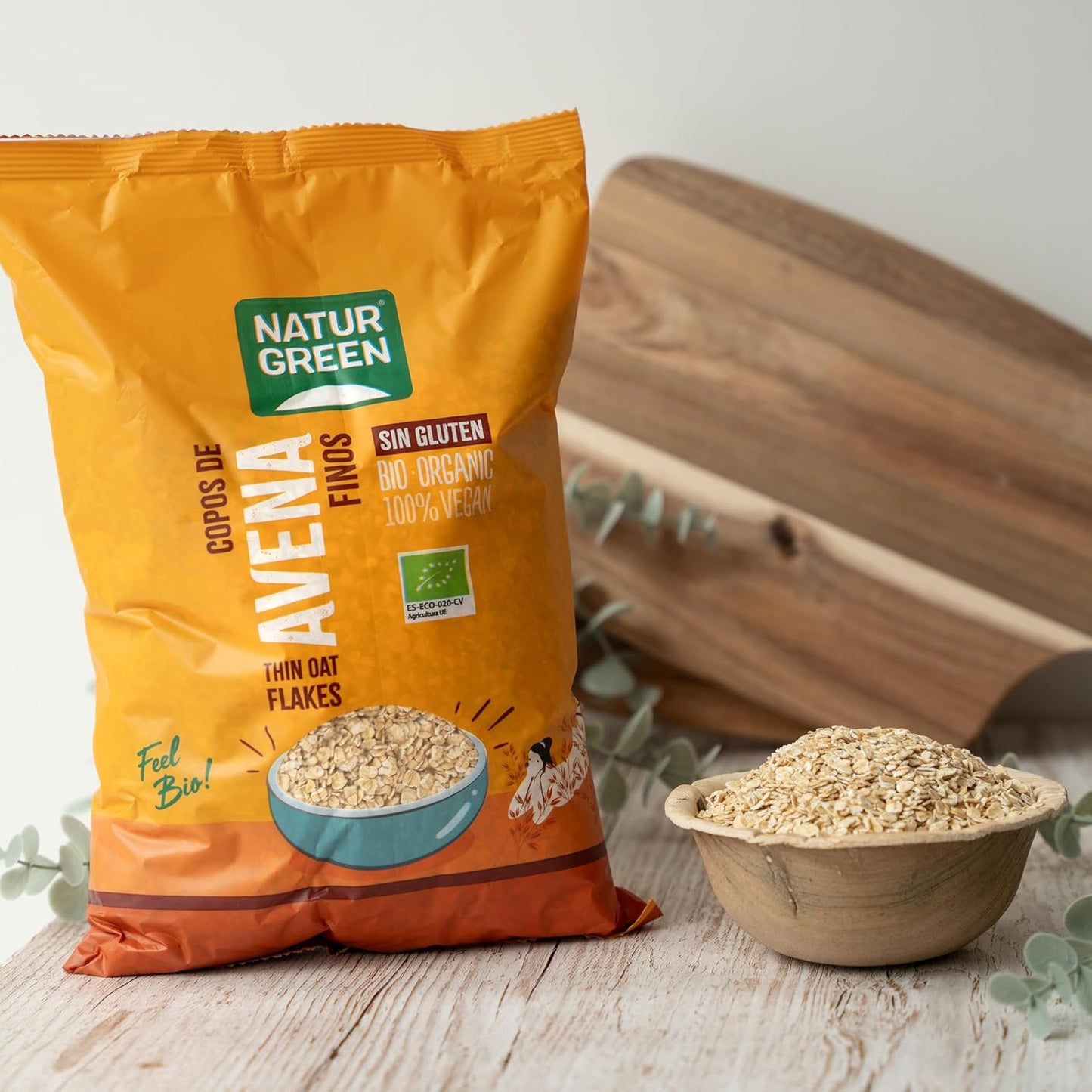 Pacote de flocos de aveia sem glúten BIO NaturGreen de 1 kg com flocos em tigela de madeira
