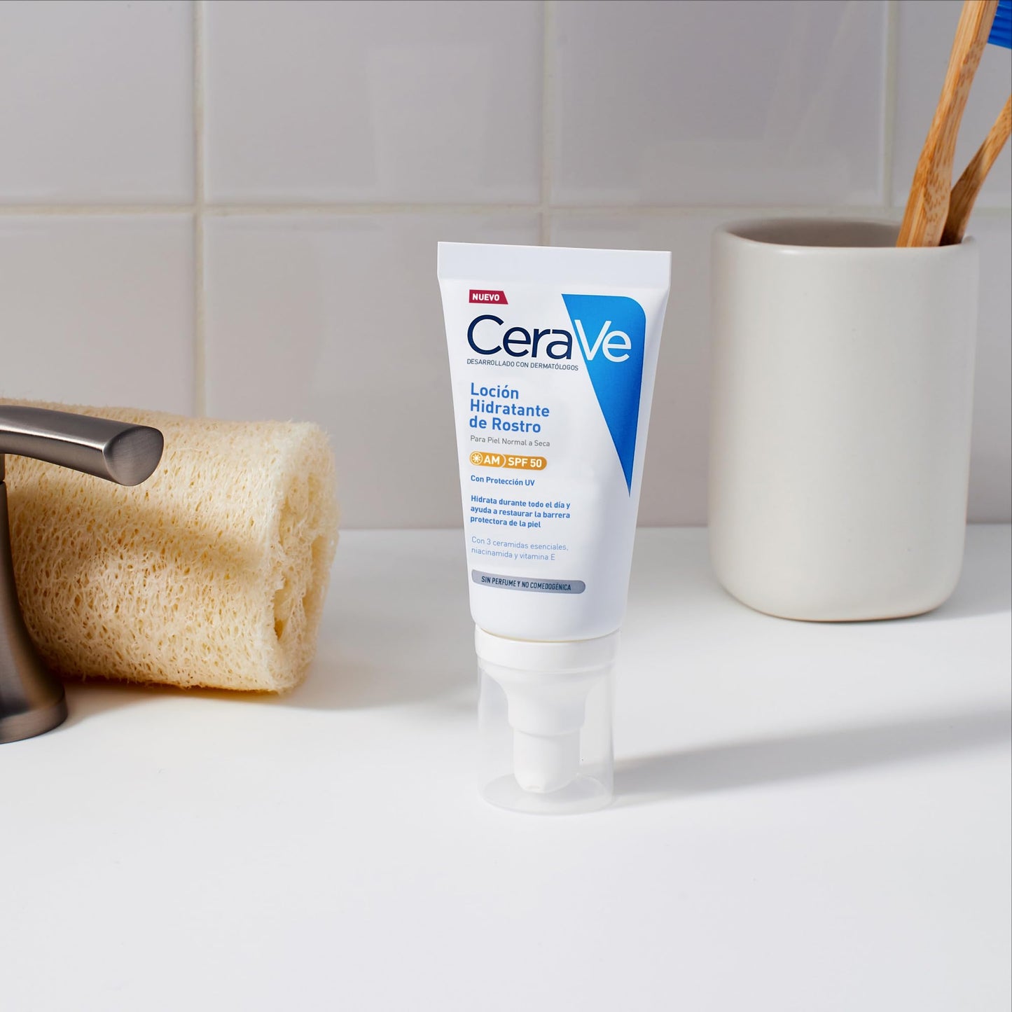 Locão hidratante CeraVe para rosto com proteção solar SPF em bancada de banheiro