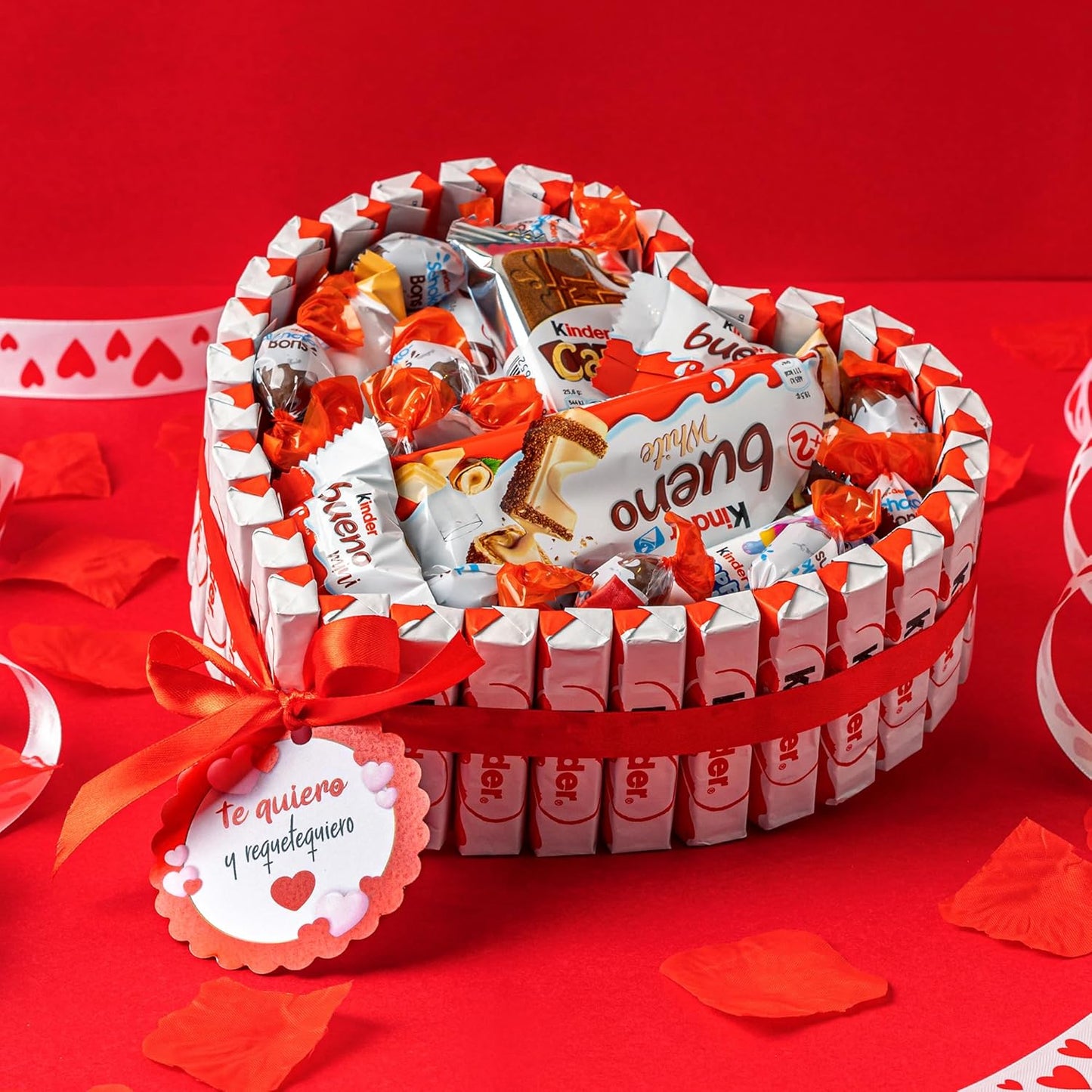 Cesta de chocolates Kinder com bolo e doces Kinder bueno Mini, Schokobons e Happy Hippo - presente original chocolate Kinder