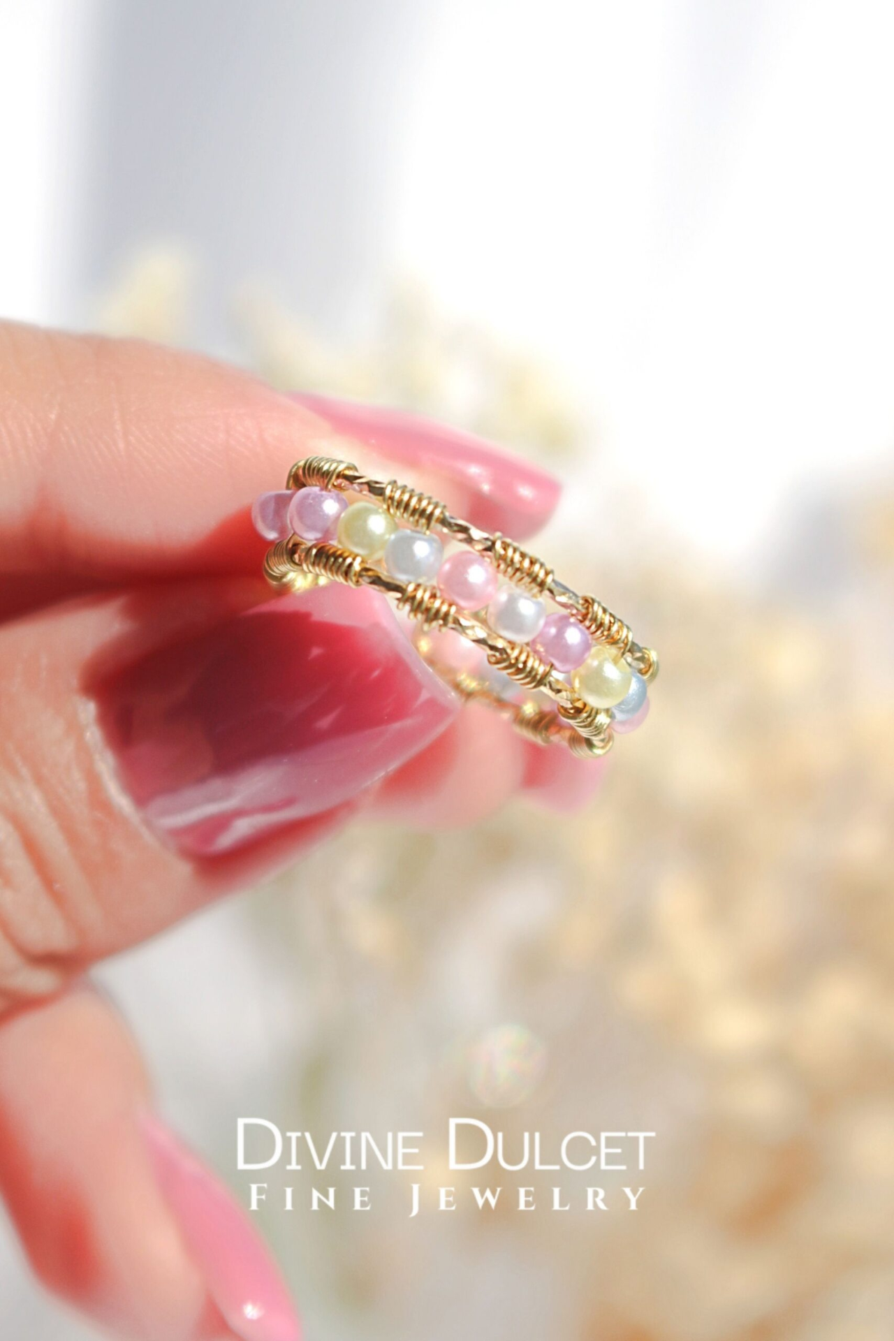 Anel artesanal com cristais irregulares em tons pastel com detalhe de fio dourado