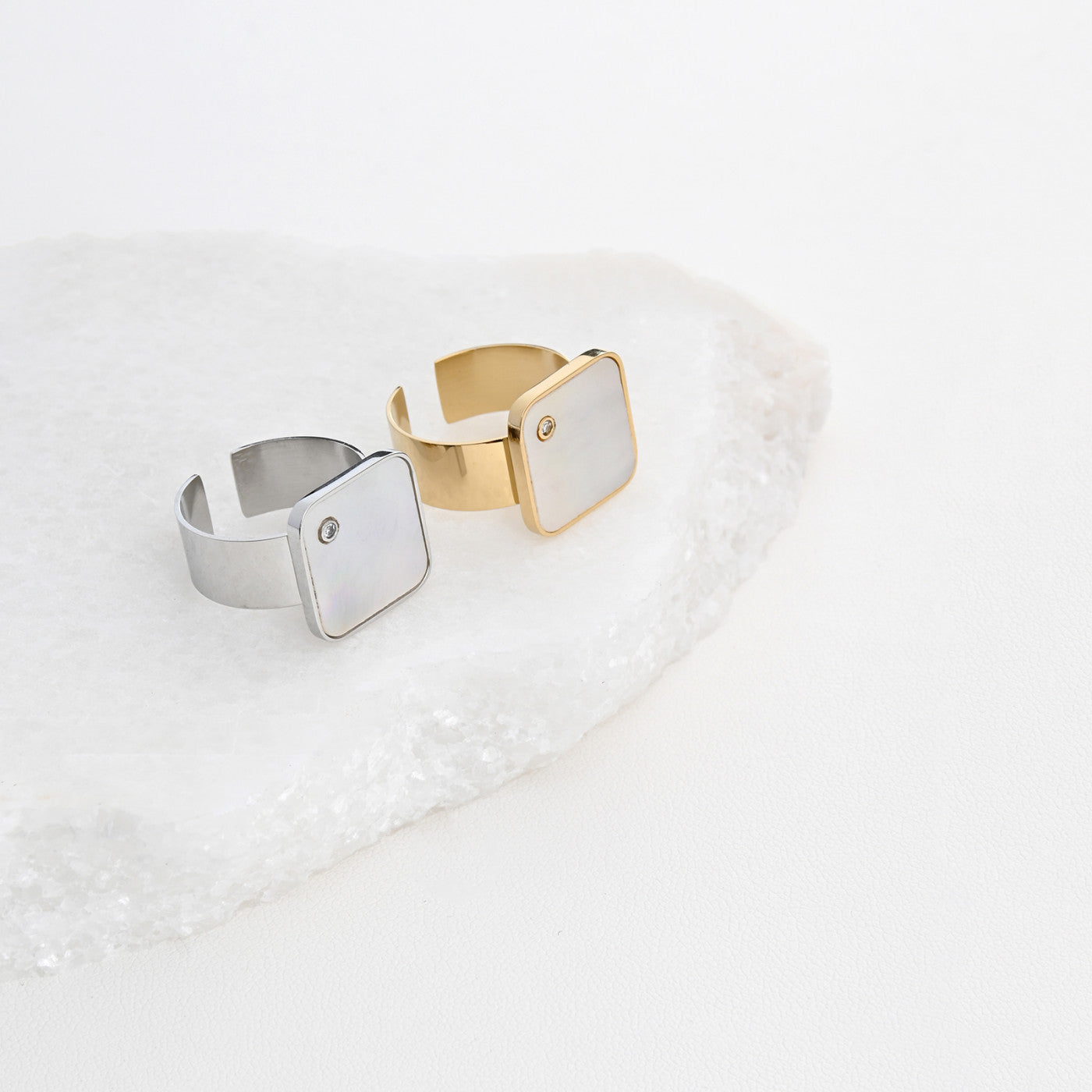 Conjunto de anel ajustável aço quadrado com placa madrepérola e detalhe de zircônia prata e dourado Carmo Joalheiros