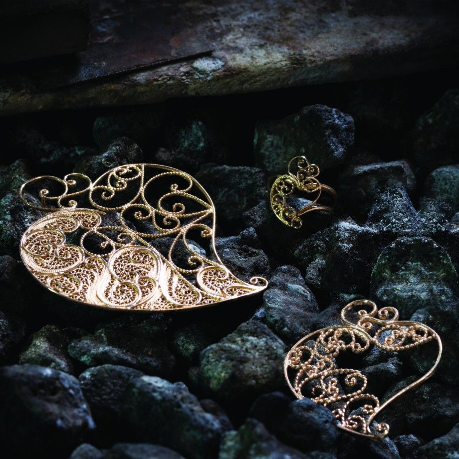 anel coração de ouro ajustável Topázio 1874 em filigrana dourada com peças de coração sobre pedras escuras