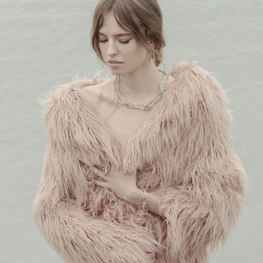 Modelo com casaco felpudo usando pulseira broadway feminina em aco corrente grossa da Carmo Joalheiros