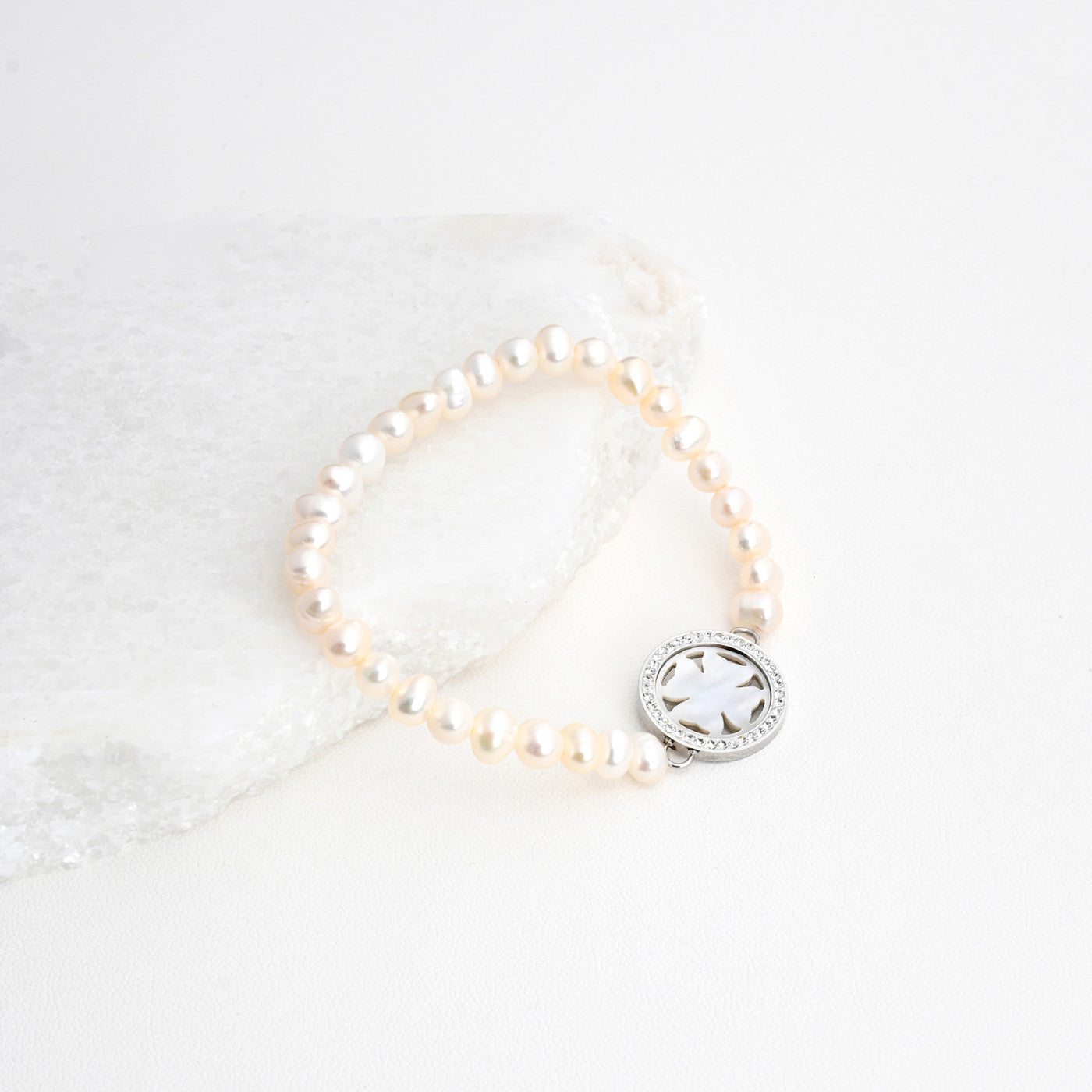 pulseira de aço com pérolas Carmo Joalheiros elegante com pérolas rosadas e medalhão de aço prateado