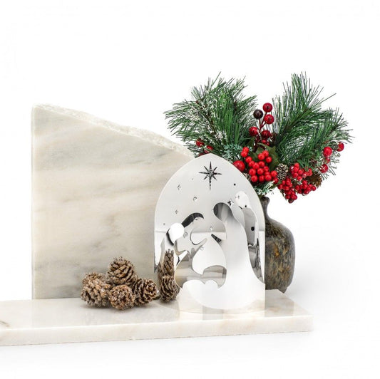 presépio decorativo Galileia em metal prateado sobre base de mármore com pinhas e arranjo natalino