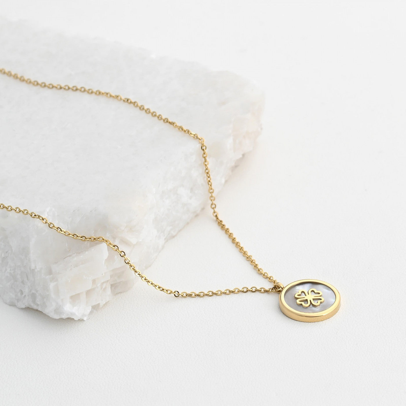 Collar de acero con nácar y trébol