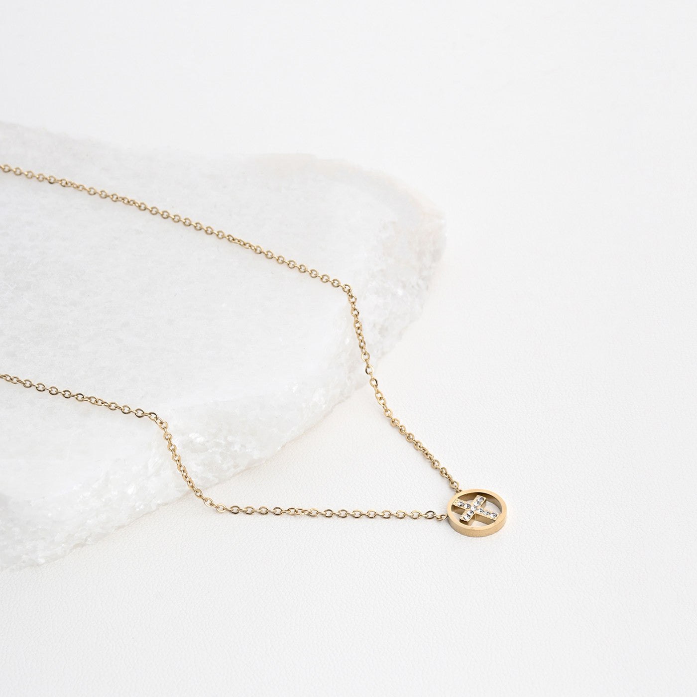 Collar cruz de acero con diamantes