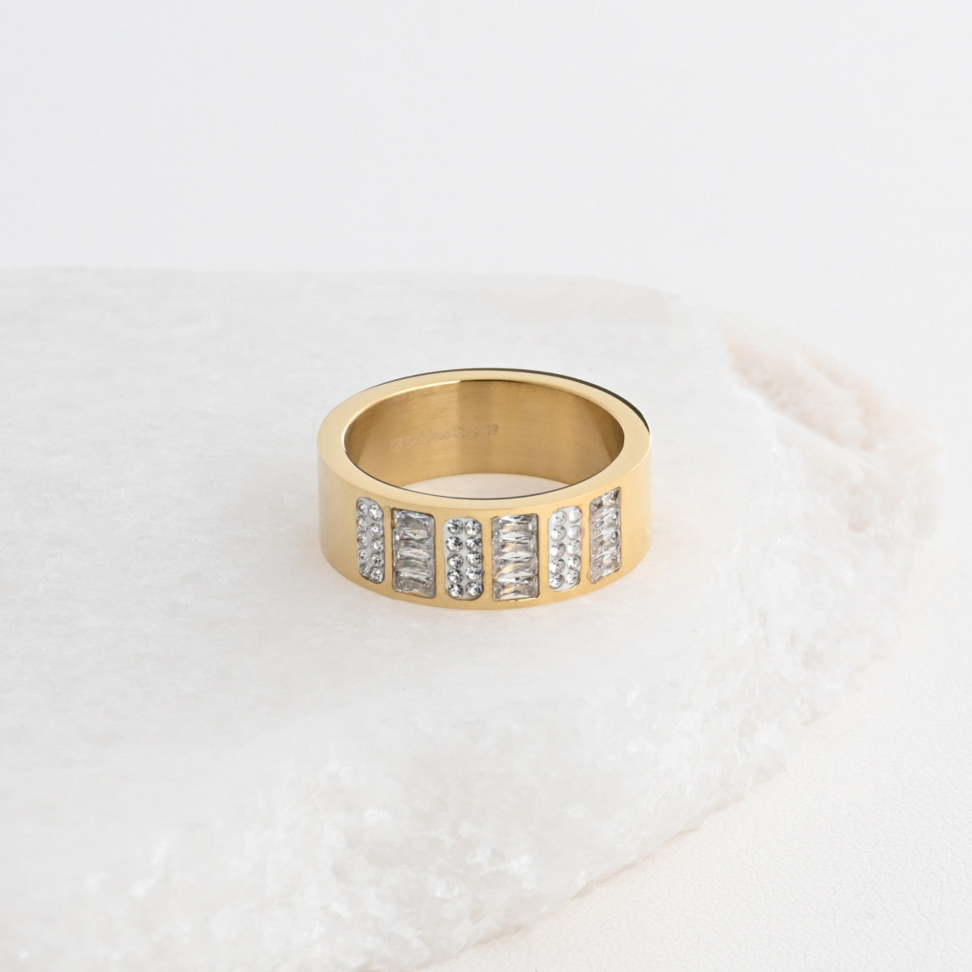 Anillo de acero con diamantes.