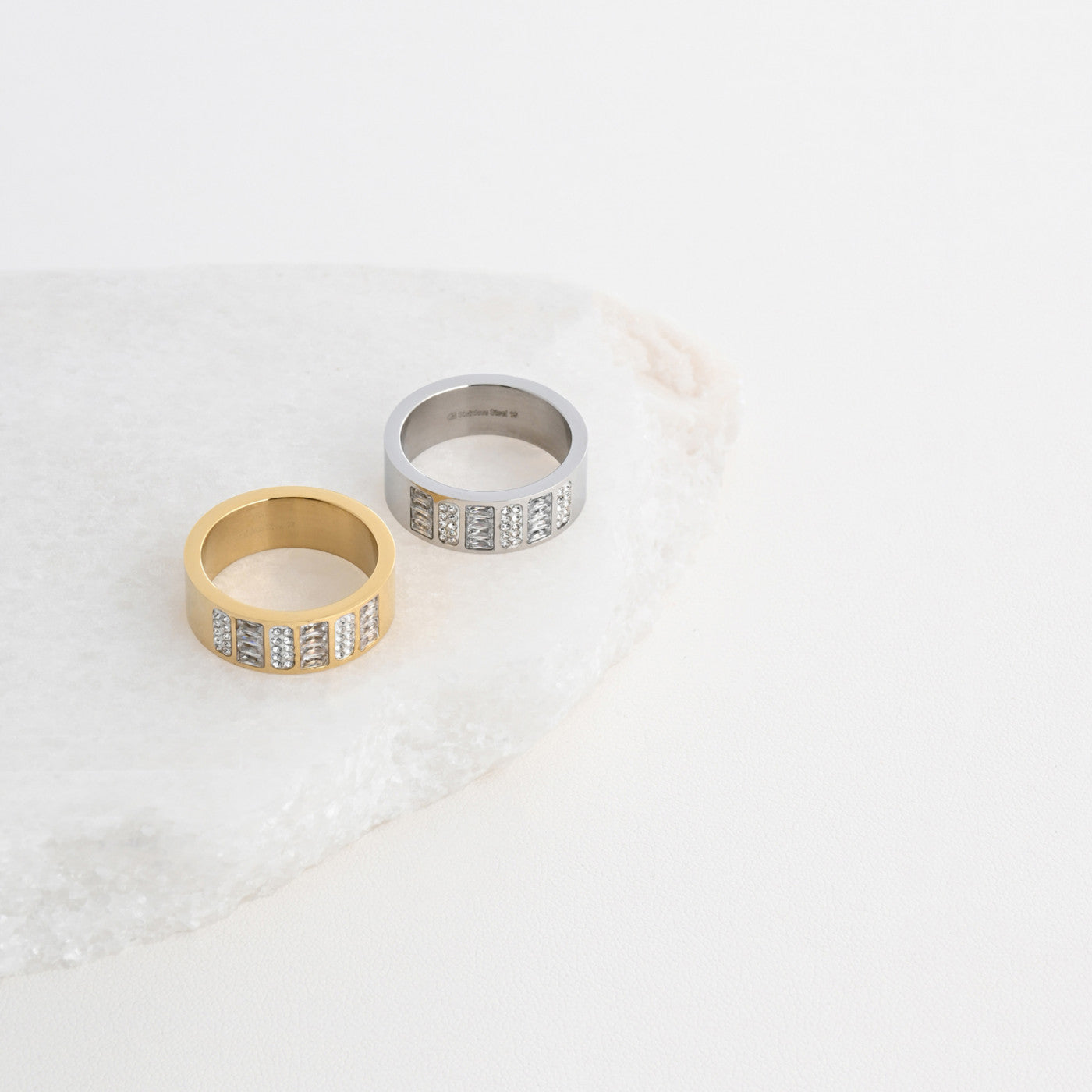 Anillo de acero con diamantes.