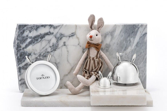 caixa de lembrança bebê coelho Carmo Joalheiros conjunto prata com porta foto caixinhas e coelho de peluche sobre base de mármore