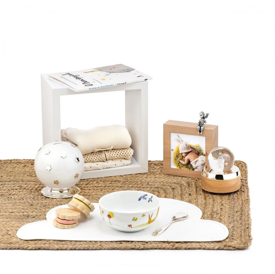 Conjunto decorativo infantil com tigela colher globo de neve e moldura O Principezinho em madeira Carmo Joalheiros