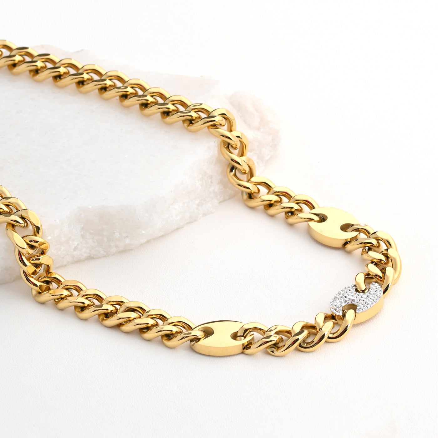 Collar de malla gruesa de acero con diamantes.