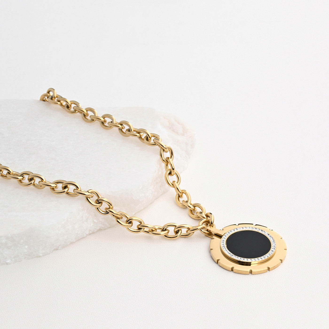 Round steel necklace with mother of pearl