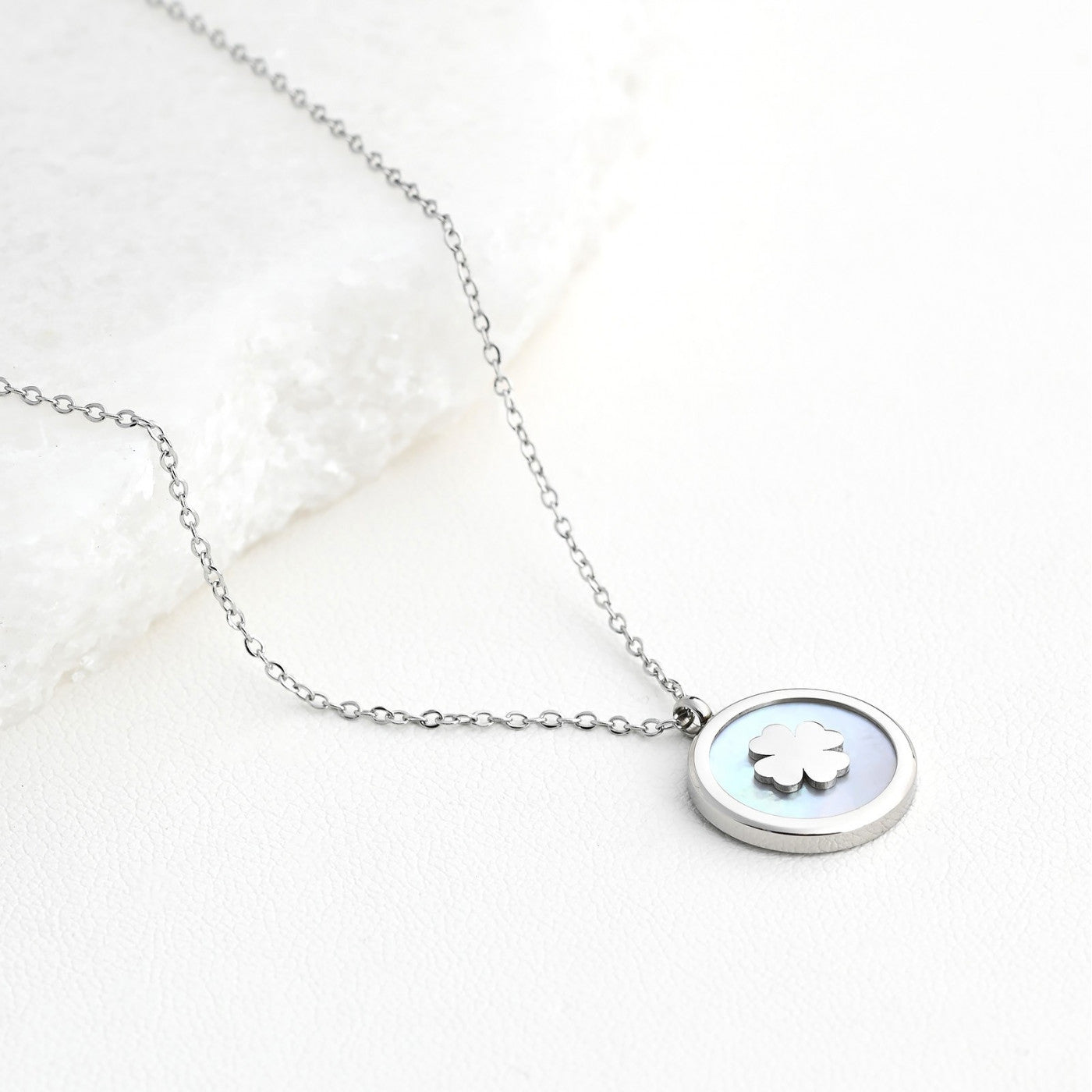 Steel necklace with shamrock and mother of pearl