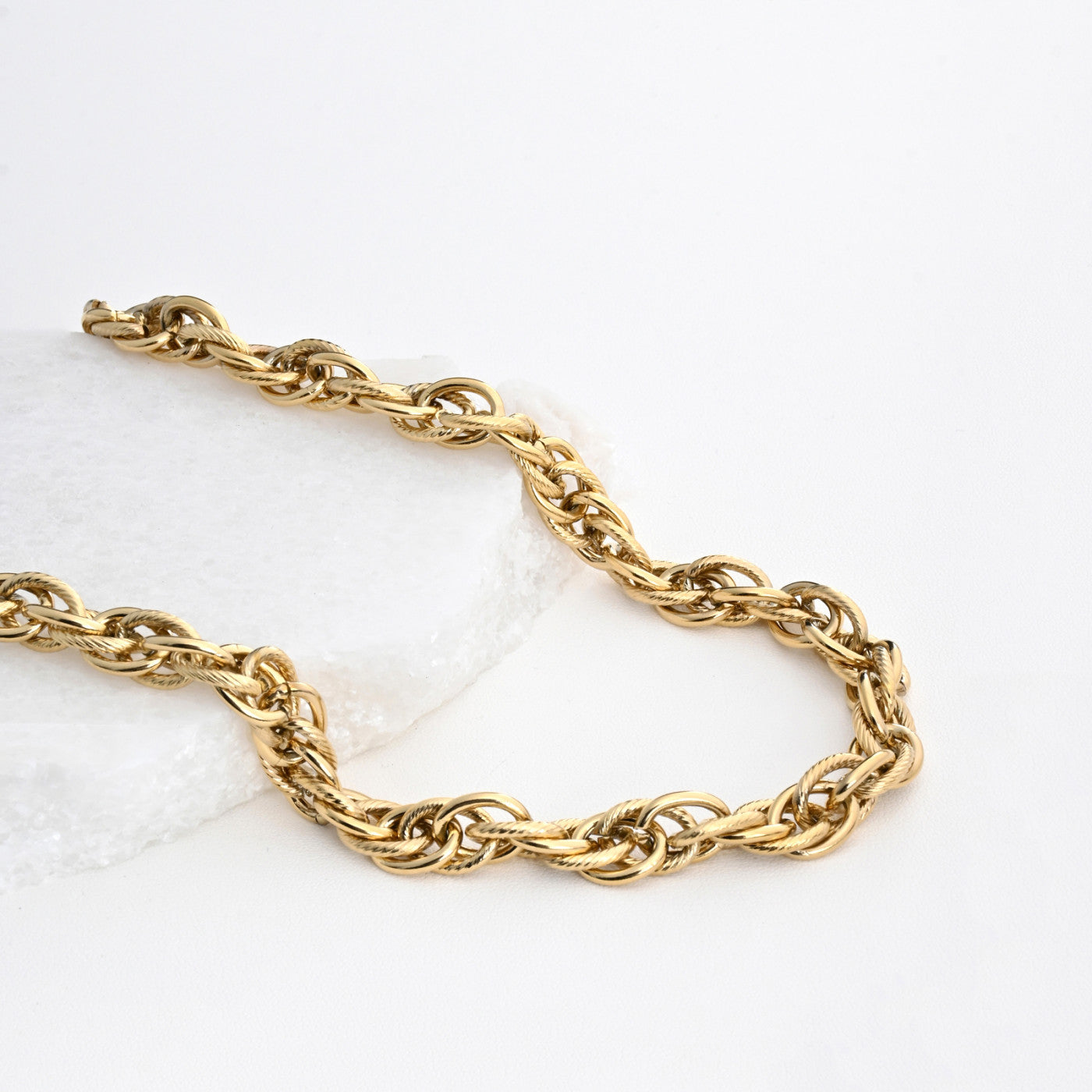 Collar de acero con base gruesa