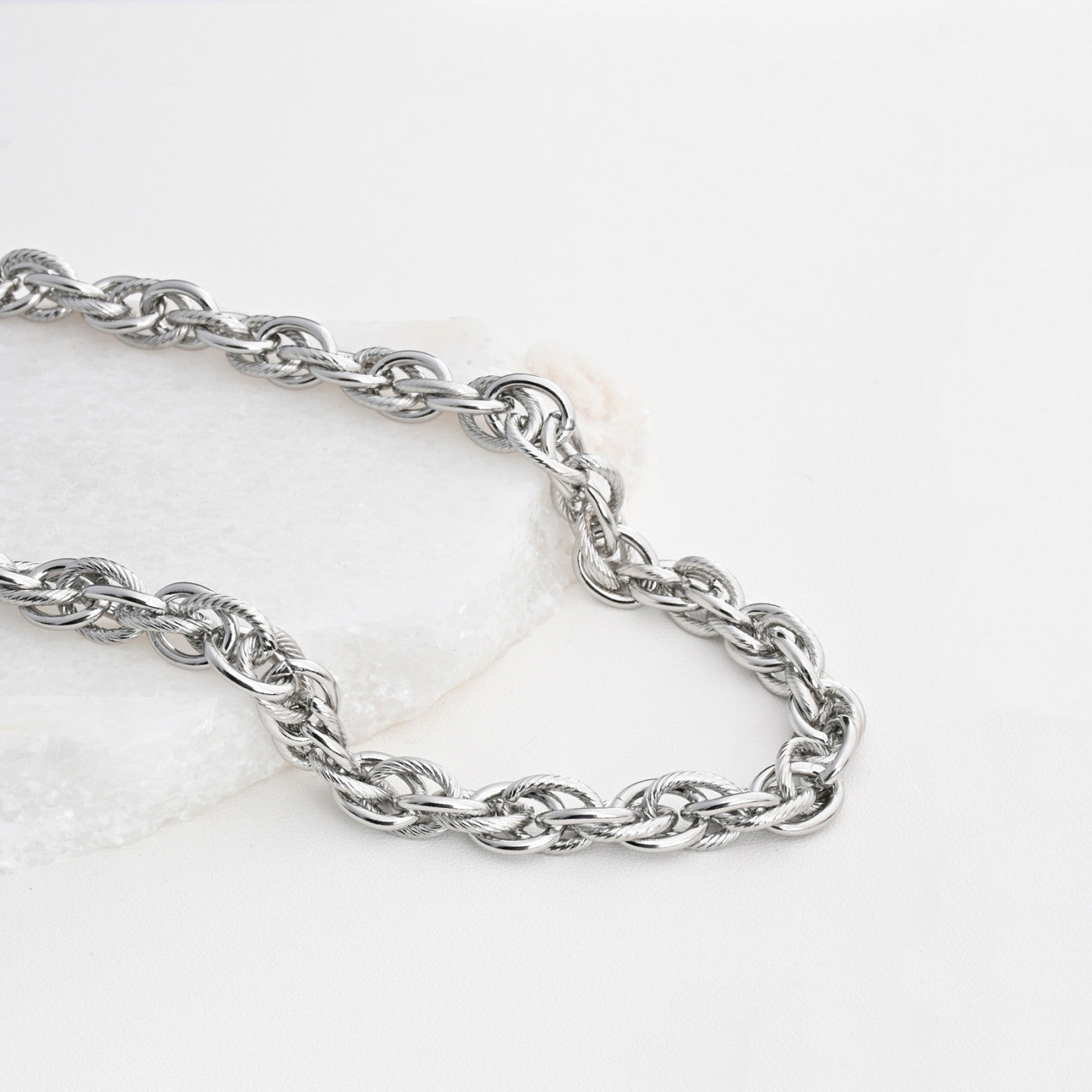 Collar de acero con base gruesa