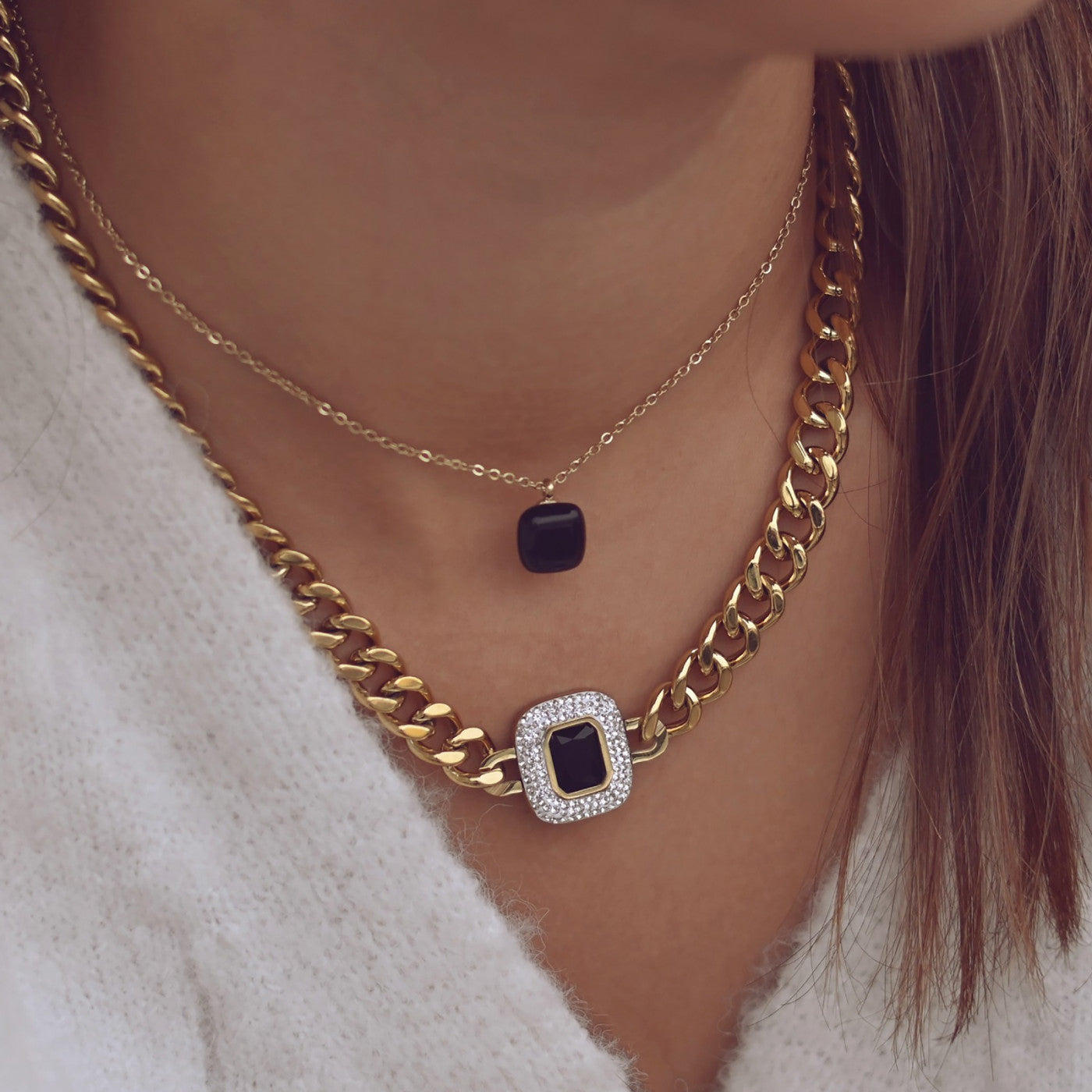 Collar cuadrado grueso de acero con diamantes.