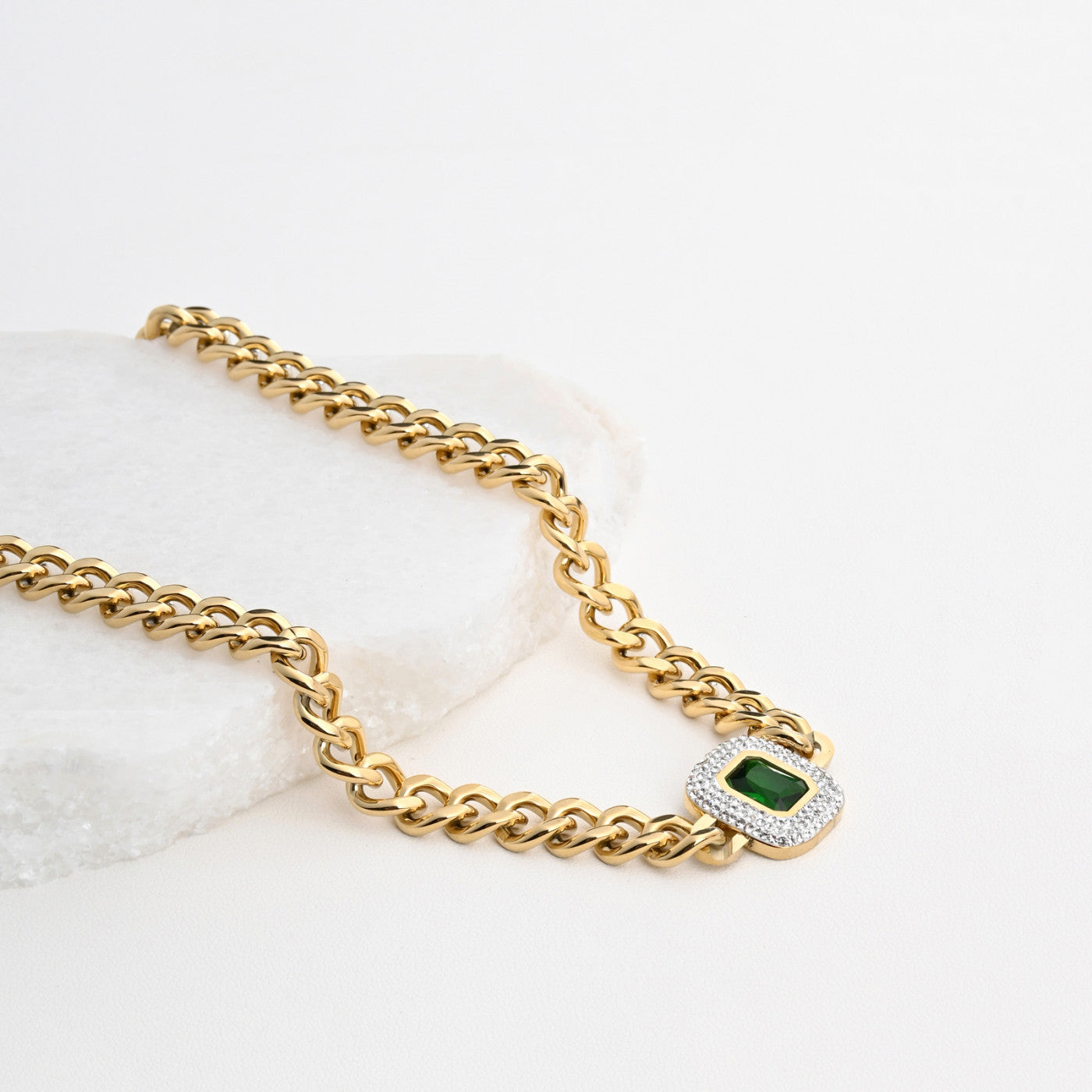 Collar cuadrado grueso de acero con diamantes.