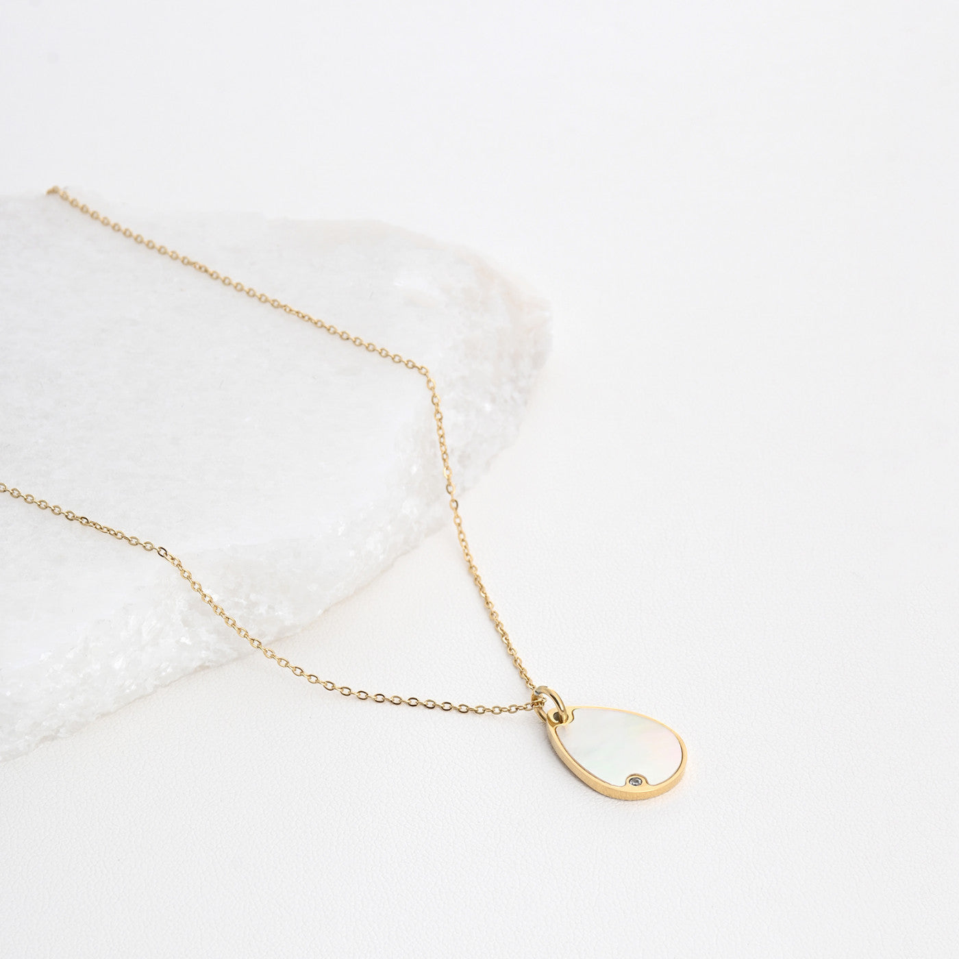 Collar de acero con nácar ovalado