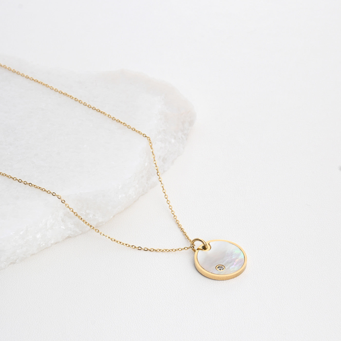 Round steel necklace with mother of pearl