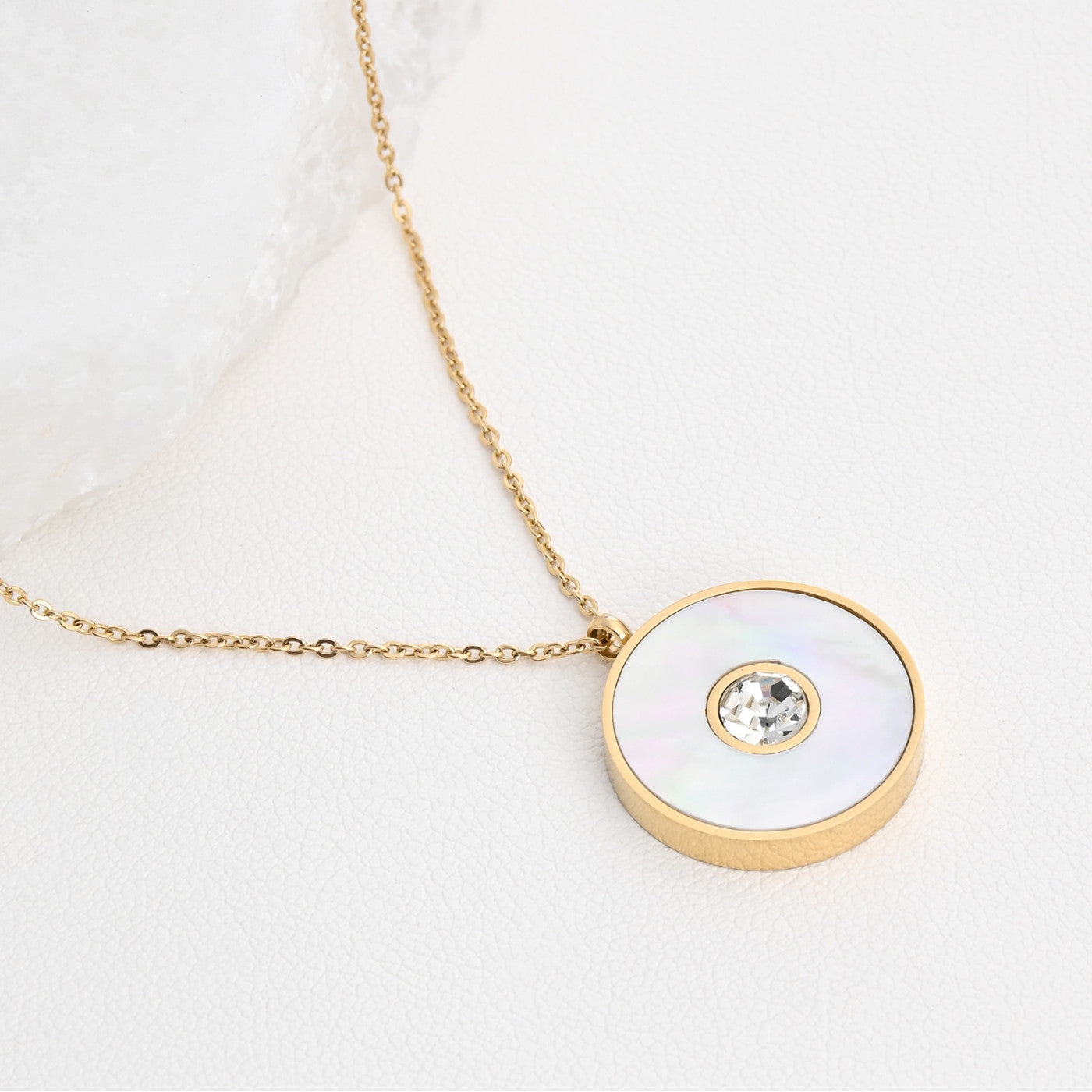 Collar de acero con diamantes y nácar.