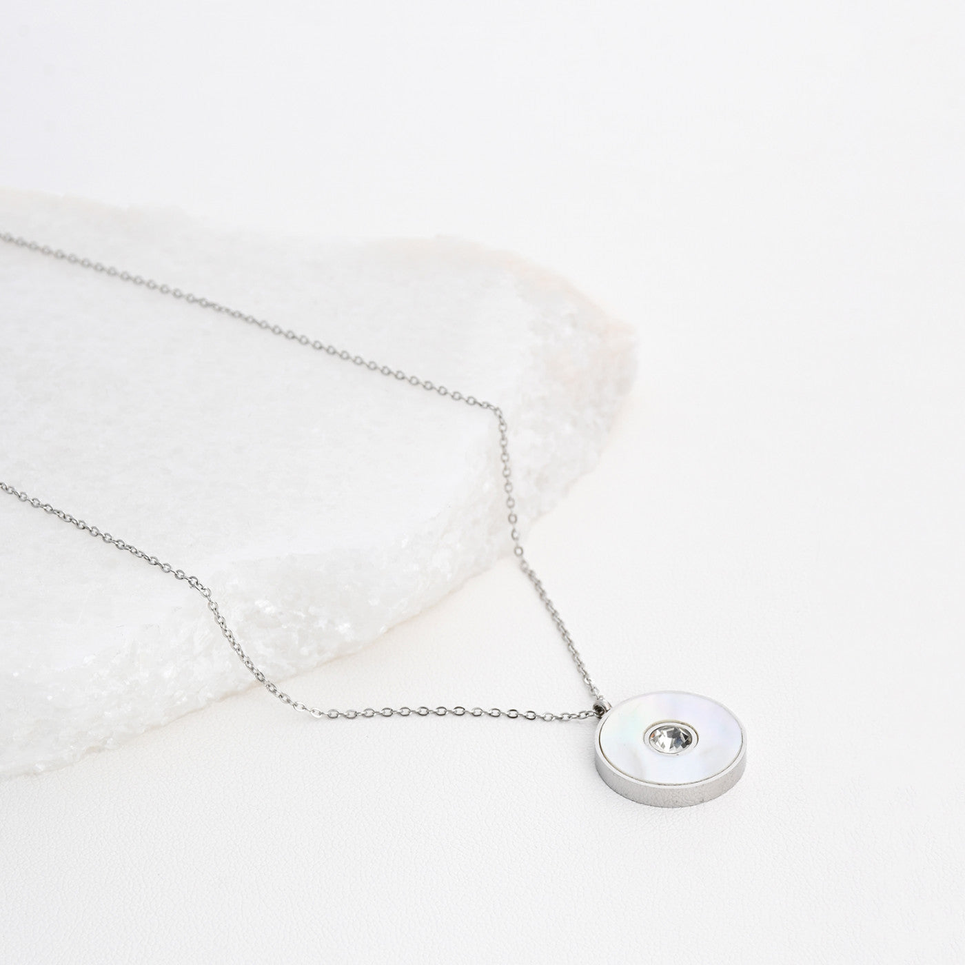 Collar de acero con diamantes y nácar.
