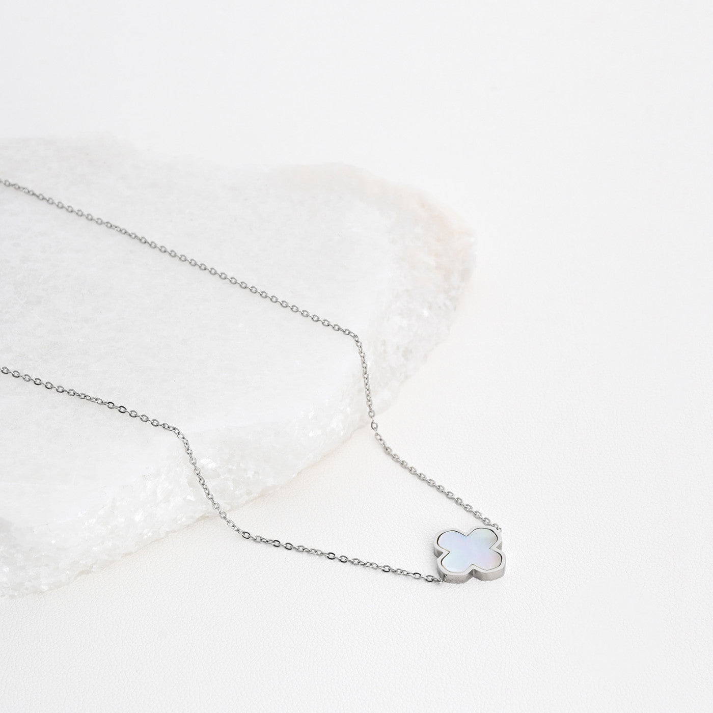 Collar de acero con trébol y nácar
