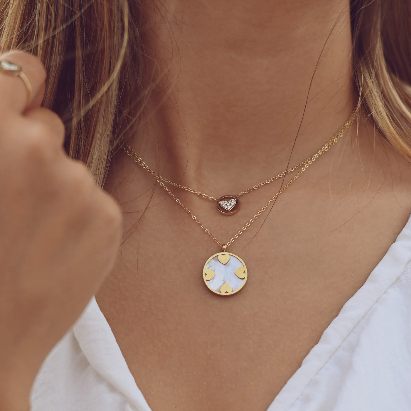 Collar de acero con corazones y nácar.