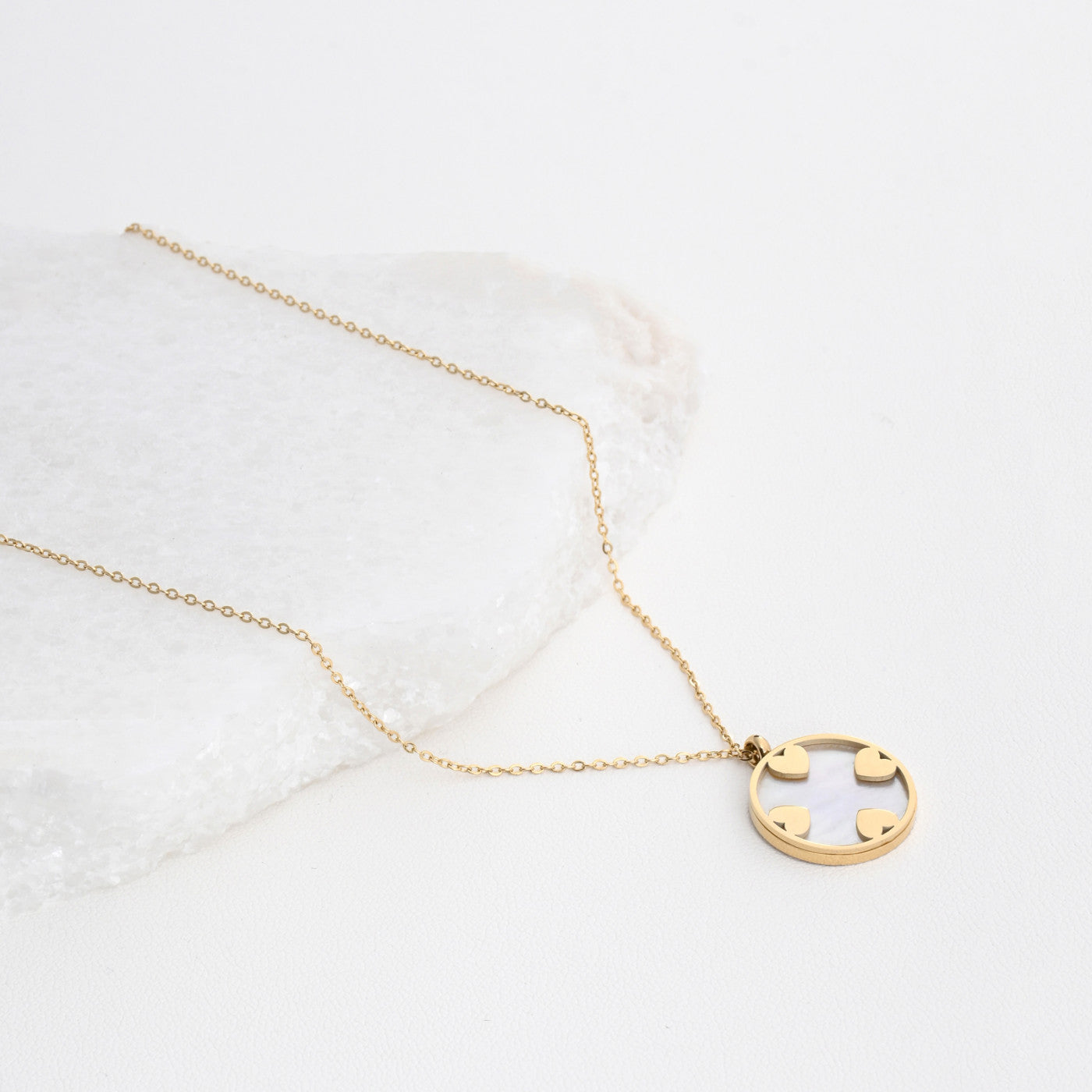 Collar de acero con corazones y nácar.