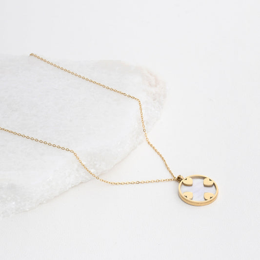 Steel necklace with hearts and mother of pearl.