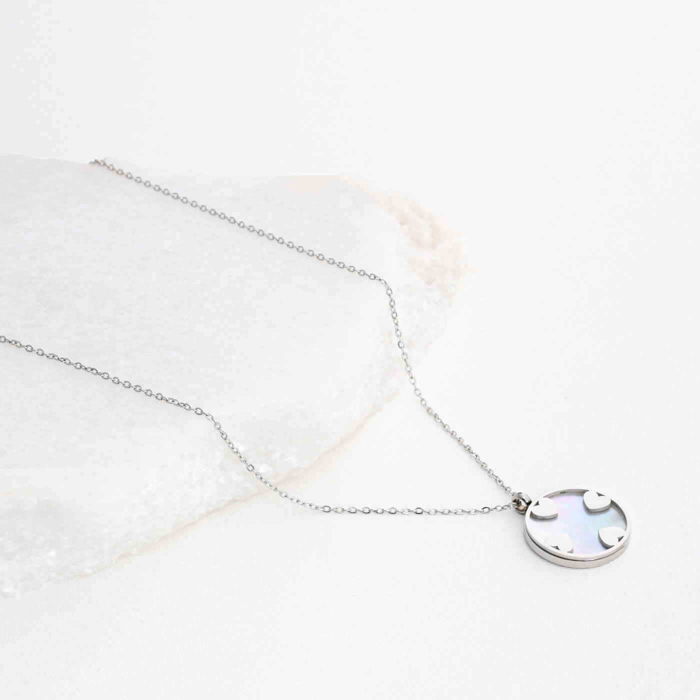 Steel necklace with hearts and mother of pearl.