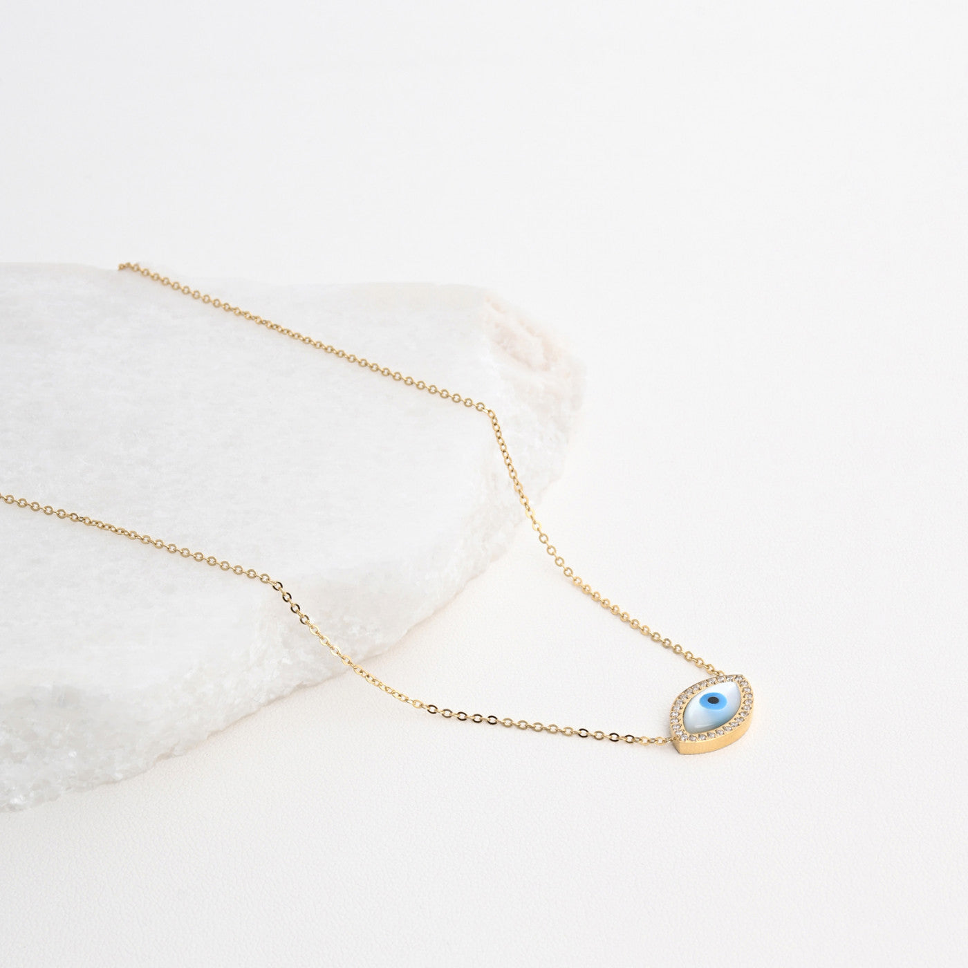 Collar de acero con ojo de nácar